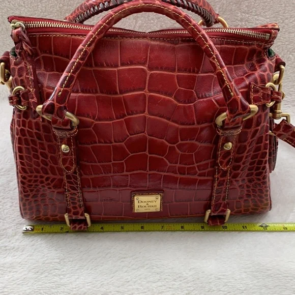 Spectacular Dooney & Bourke Red Crocodile Embossed Leather Handbag - Picture 11 of 15